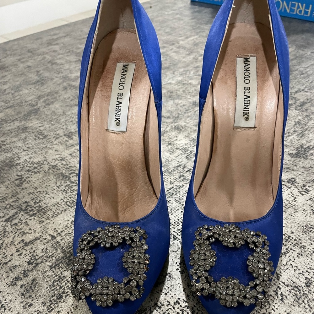 Vintage Circa 2009-2011 ANGISI BLUE SATIN JEWEL BUCKLE PUMPS
Good used condition